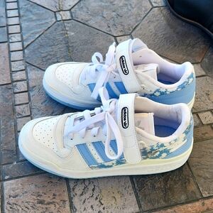 adidas Forum Low Sneakers in Floral Ambient Sky - size 6 women's (Art GW4854)